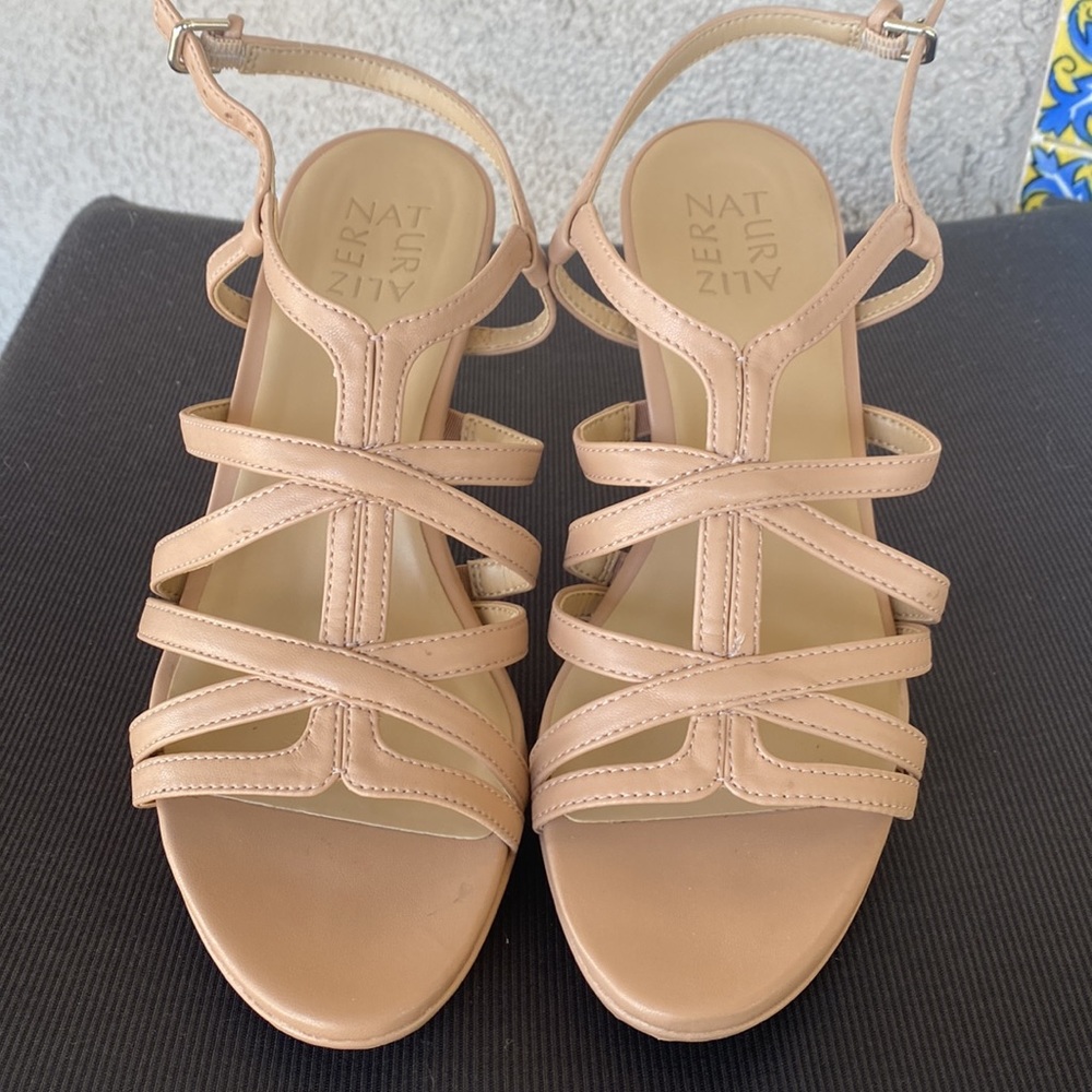 Naturalized Baylor, CremeBrulee pumps.  Size 8